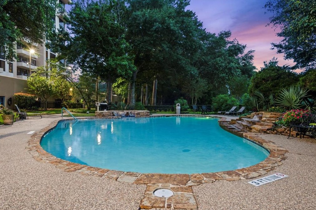 14655 Champion Forest Dr, Houston TX  77069-1419 exterior