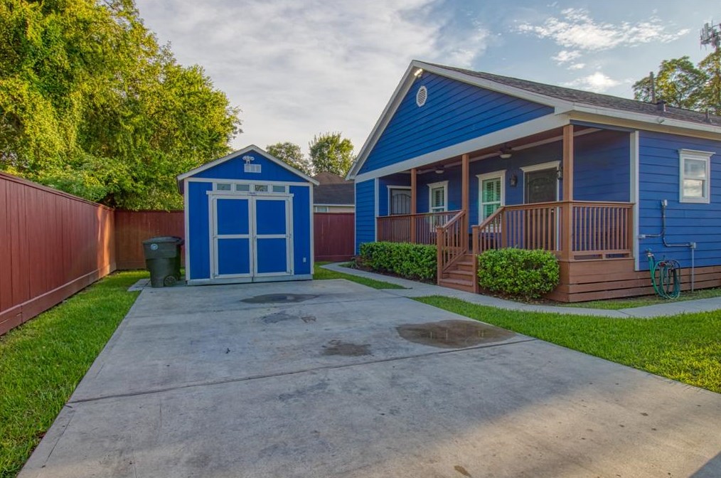 5028 Falls St, Houston TX  77026-2637 exterior
