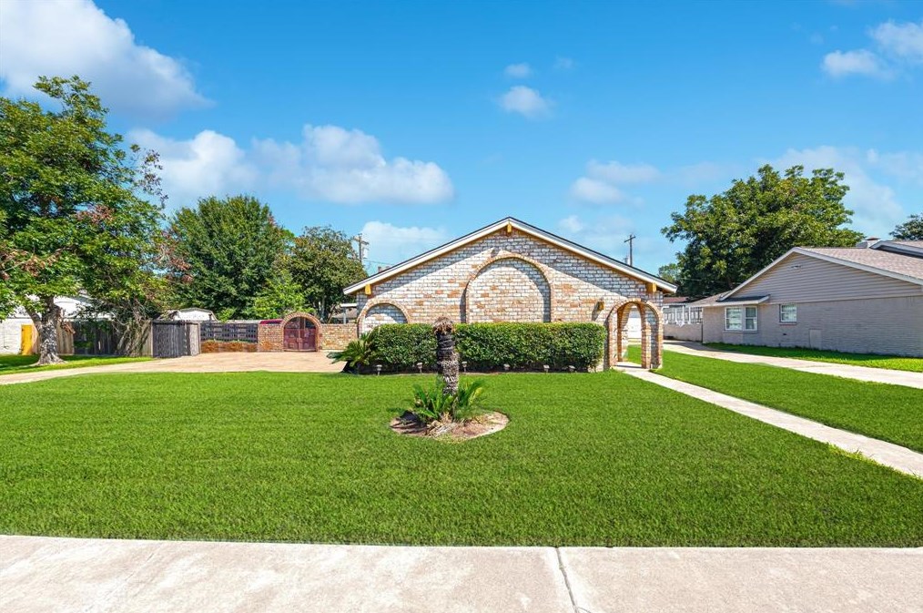 8211 Coastway Ln, Houston, TX 77075-4701