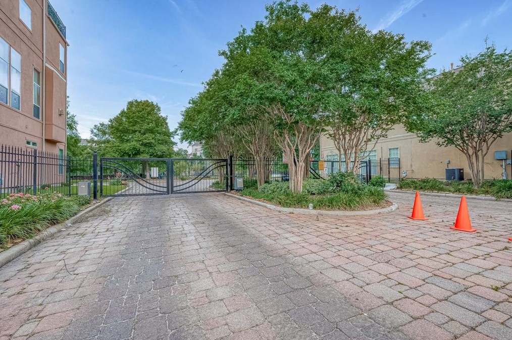 9113 Creekstone Lk Dr, Houston TX  77054-1029 exterior