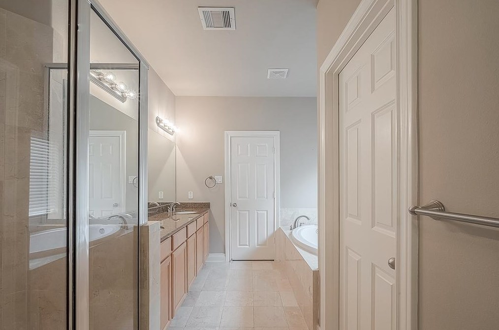 9113 Creekstone Lk Dr, Houston TX  77054-1029 exterior
