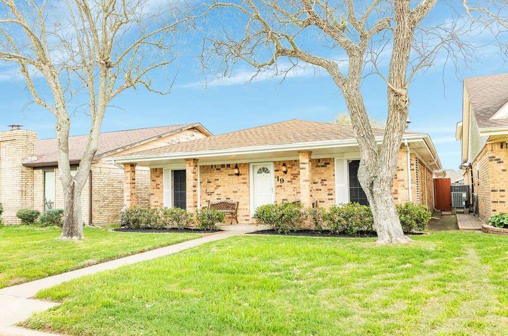 19 Campeche Dr, Galveston, TX 77554