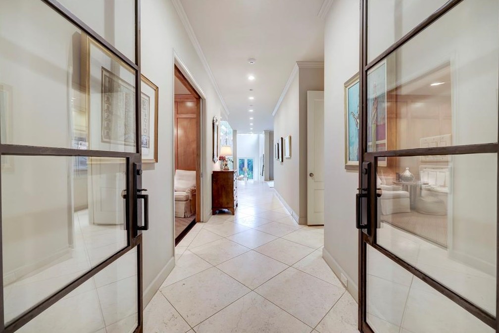134 Glynn Way Dr, Houston, TX 77056-1112