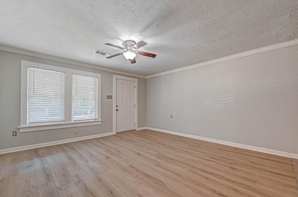 609 San Jacinto St, Highlands, TX 77562-3652