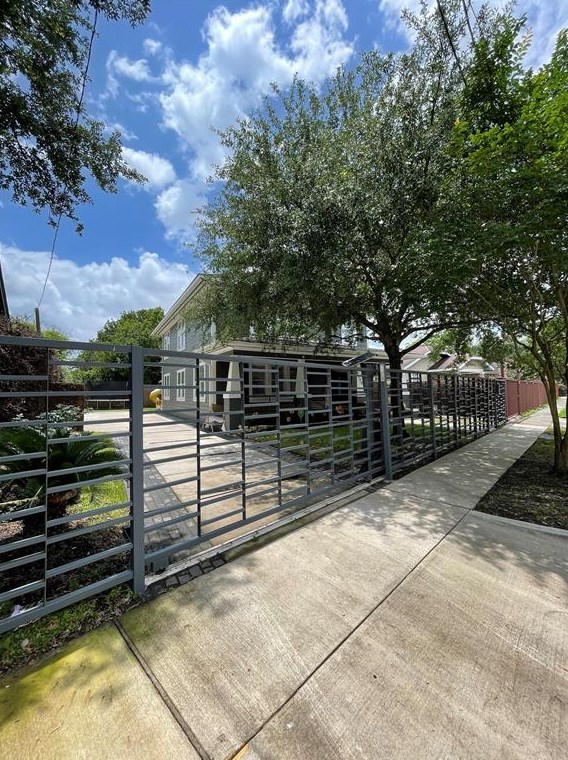 4320 Walker St, Houston TX  77023-1144 exterior