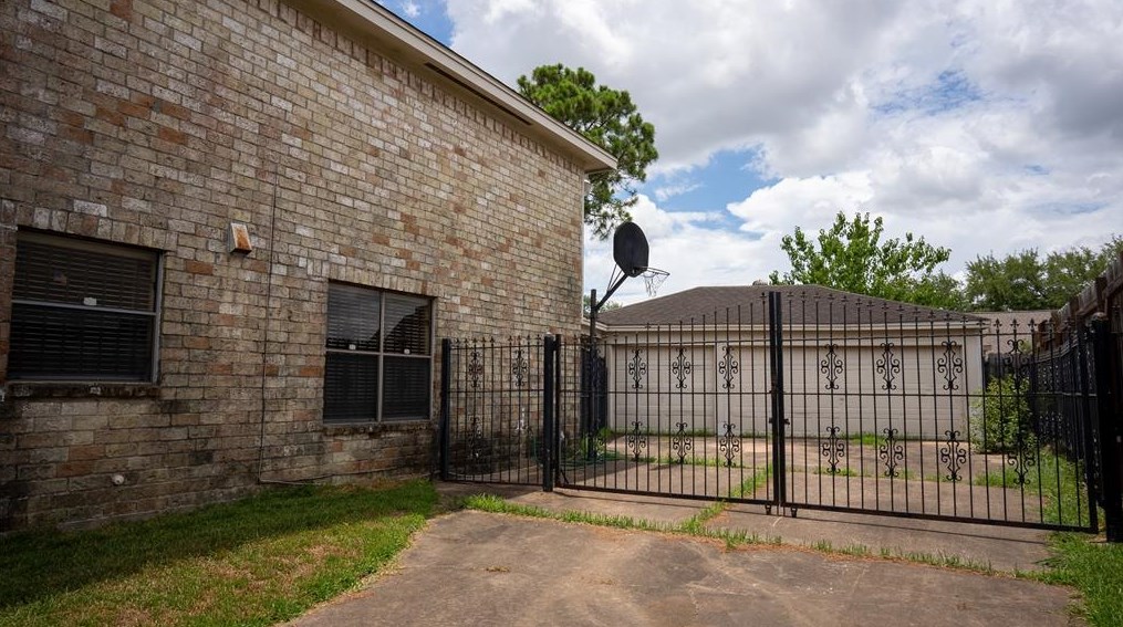 10111 Sagedale Dr, Houston, TX 77089-5120