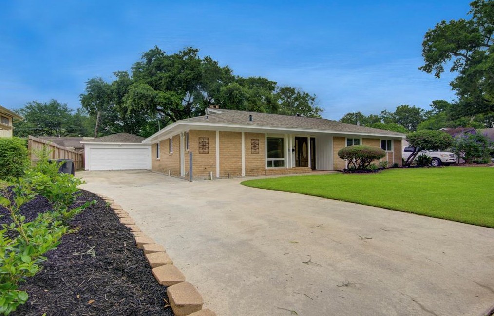 315 Whitecap Dr, Taylor Lake Village, TX 77586-5814