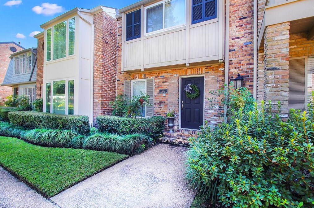 1207 Fountain View Dr, Houston, TX 77057-2203