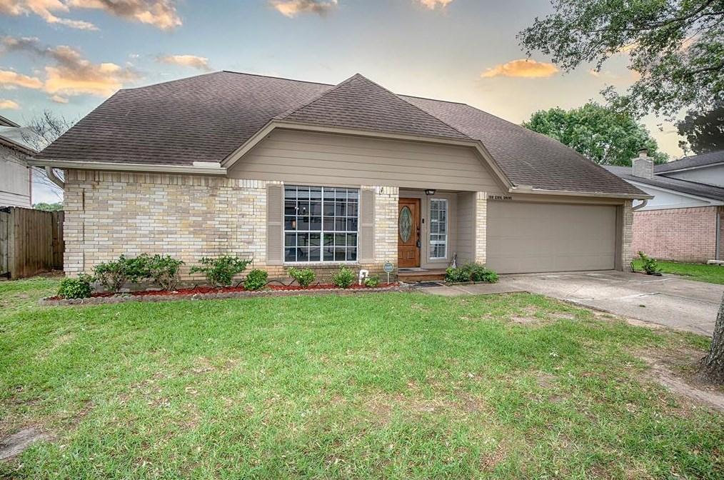 108 Civil Dr, League City, TX 77573-3422