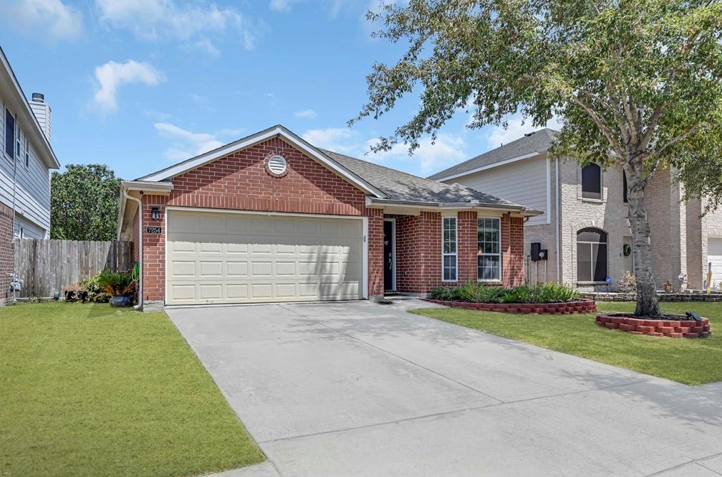 7254 Caracara Dr, Houston, TX 77040-4399
