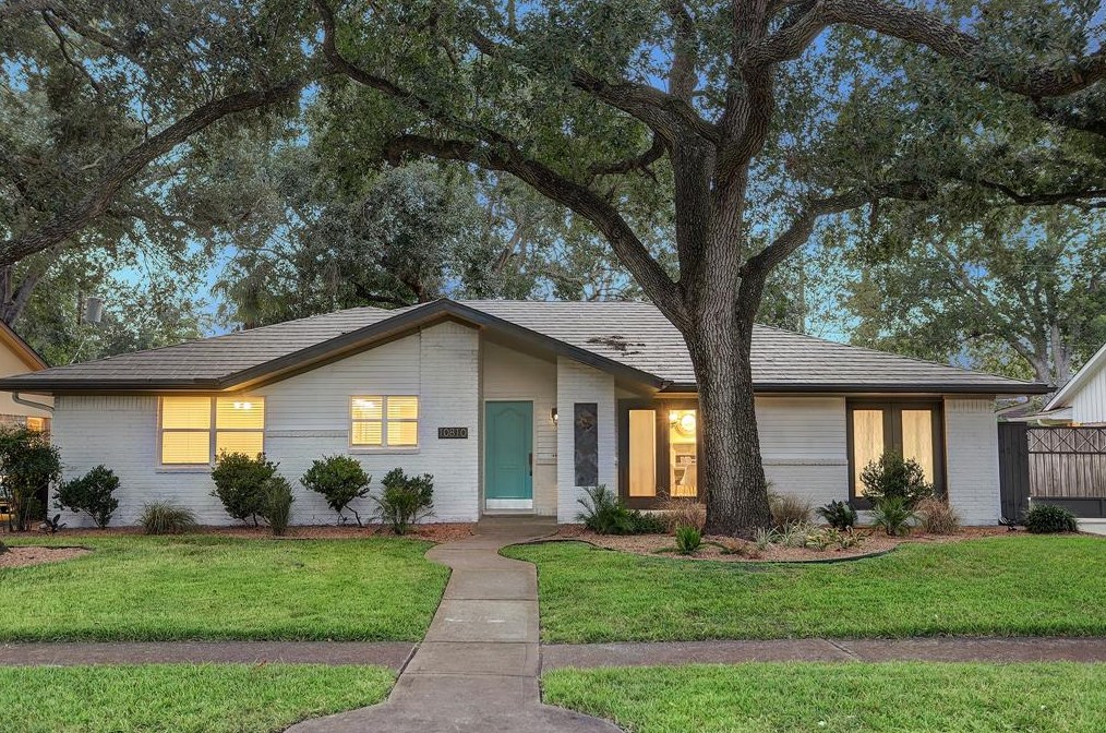 10810 Rampart St, Houston, TX 77096-6015