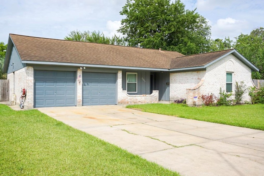 2205 Halbert Dr, Pearland, TX 77581-3827