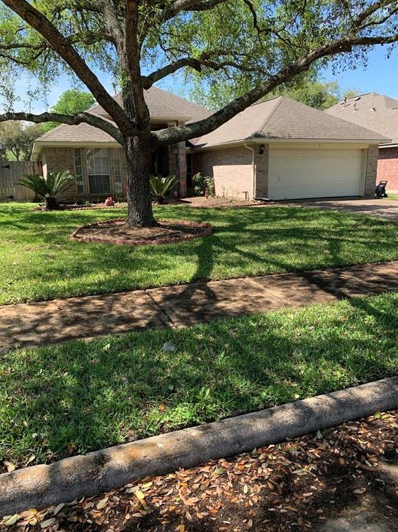 215 Briarwood Ct, League City, TX 77573-5500