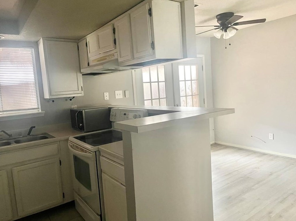 801 Garden Walk Dr, Morgans Point, TX 77571