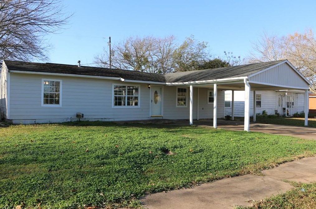 1015 W 10th St, Jones Creek, TX 77541