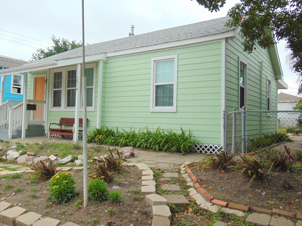 1914 52nd St #1, Galveston, TX 77551