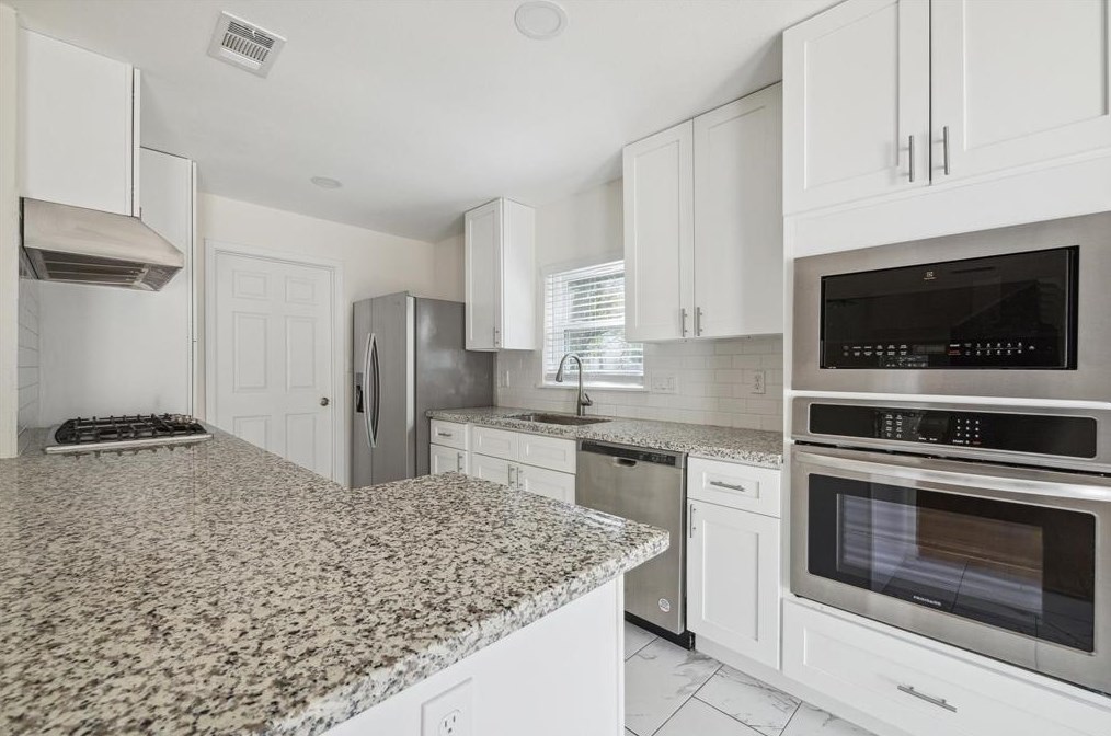 11823 Fairhollow Ln, Houston, TX 77043-1035