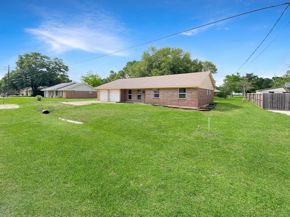 629 Carolyn St, Winnie, TX 77665-7517