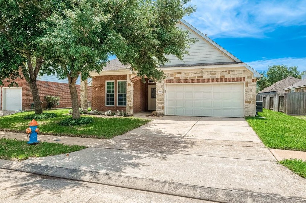 4504 Meridian Park Dr, Pearland, TX 77584