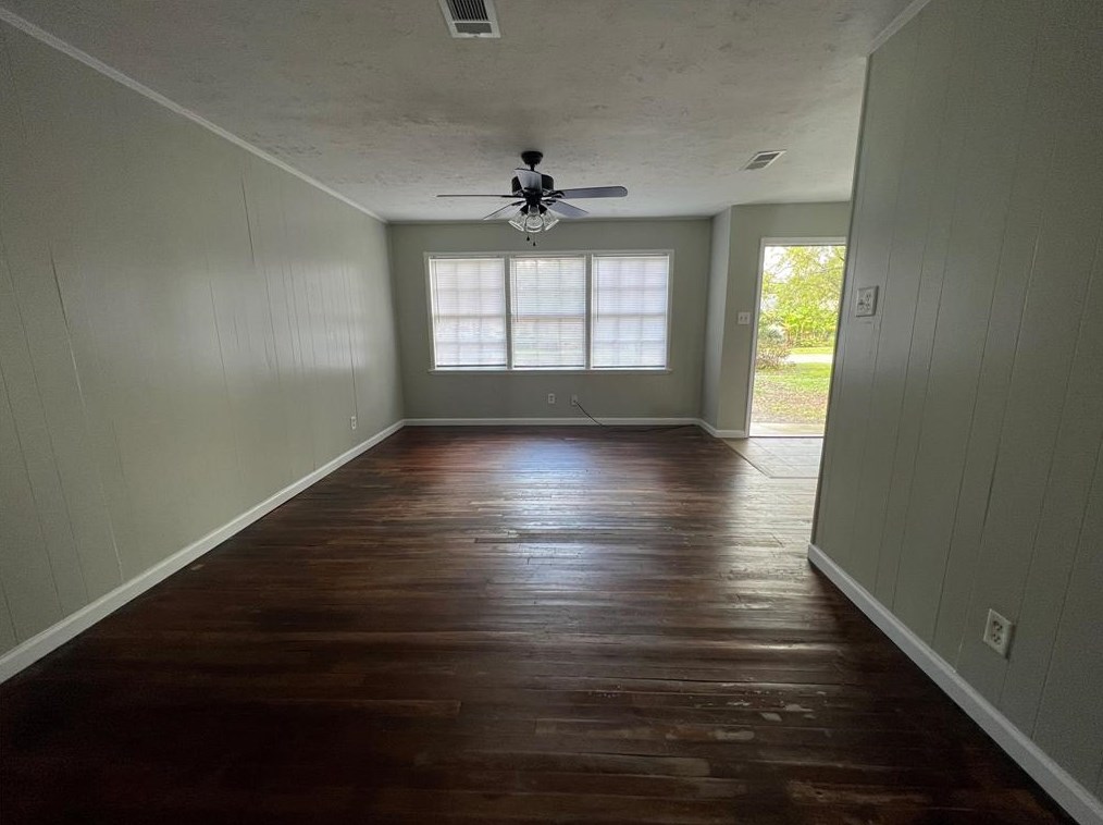 613 Honeysuckle Dr, La Marque, TX 77568