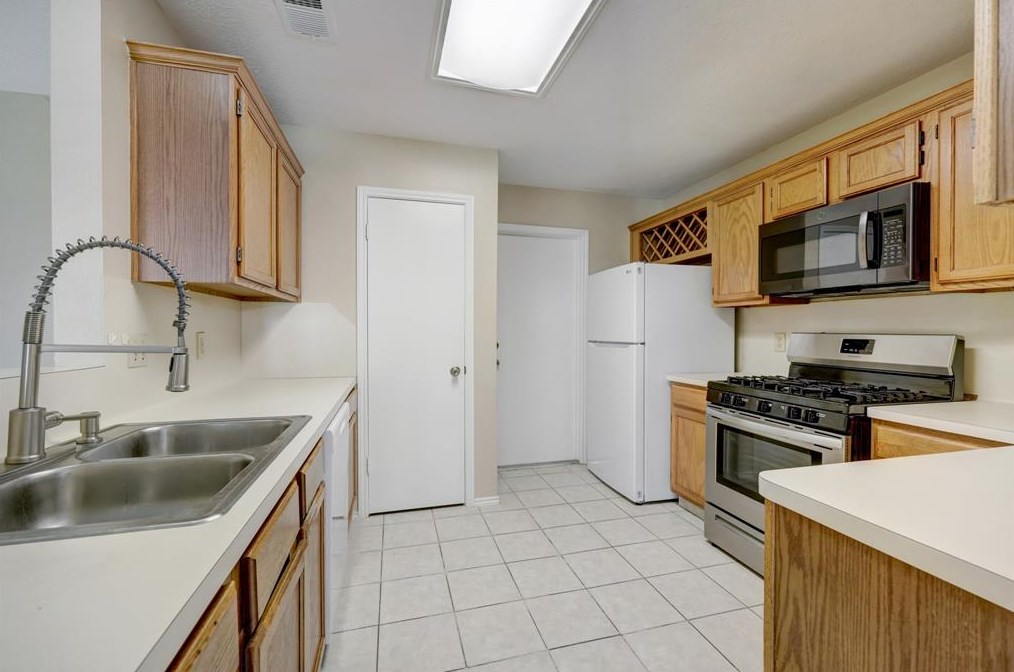 16330 Leamington Ln, Houston TX  77095-3913 exterior