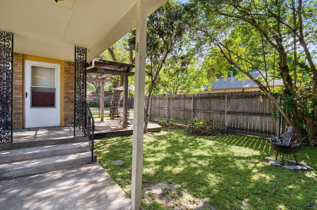 631 Temple St, Houston TX  77009-5305 exterior