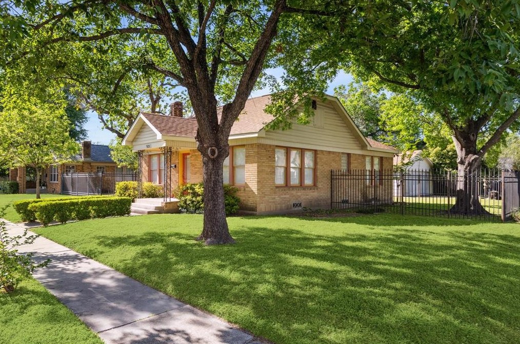 631 Temple St, Houston TX  77009-5305 exterior