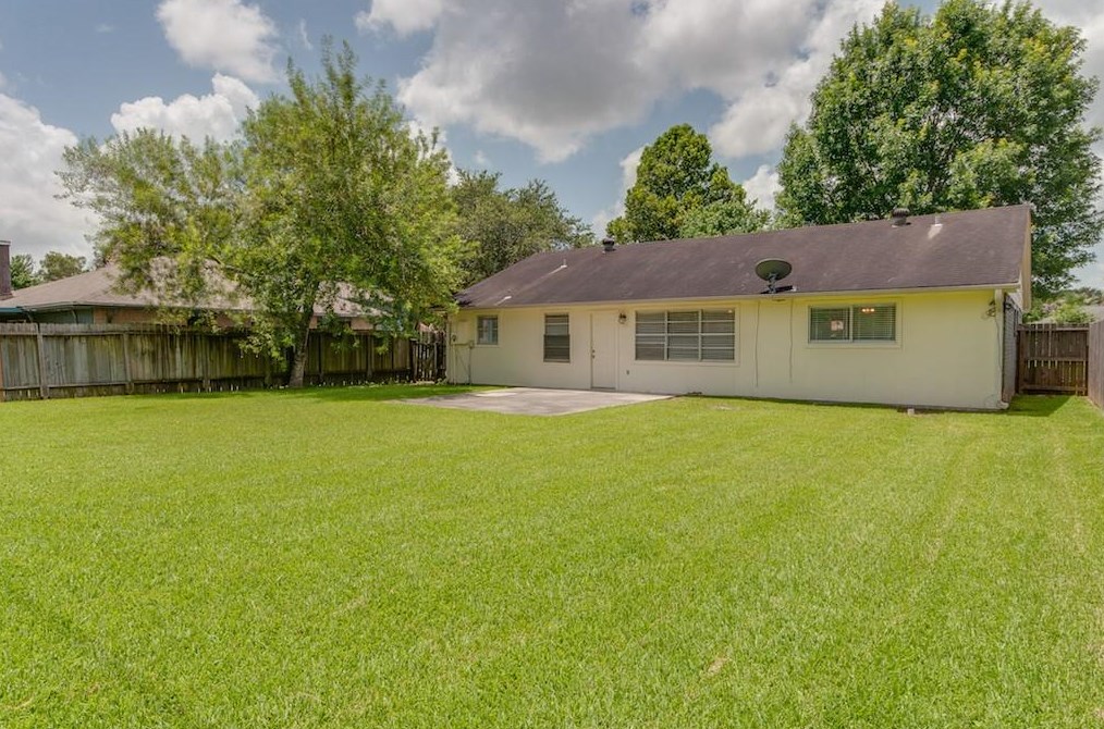 2515 Heritage Colony Dr, Houston, TX 77598