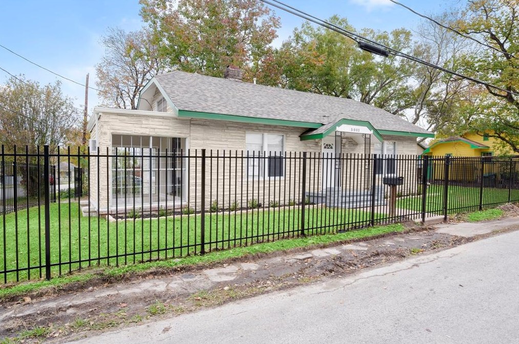 5001 Mckinney St, Houston TX  77023-1329 exterior