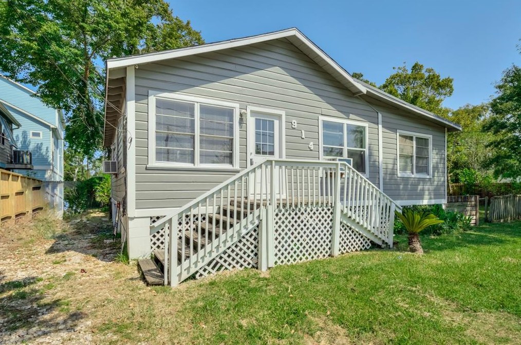 914 Hawthorne Rd, Kemah, TX 77565