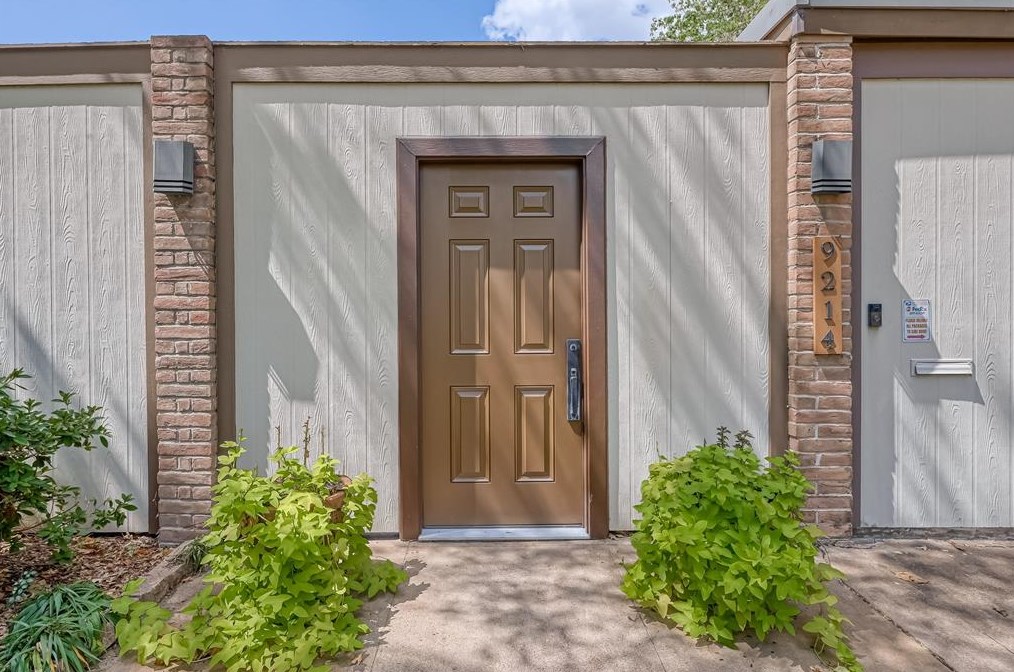 9214 Mcavoy Dr, Houston, TX 77074-7327