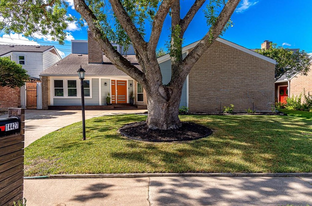 14427 Briarhills Pkwy, Houston, TX 77077-1009