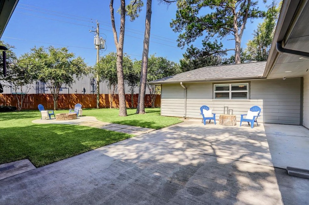 12527 Deep Spg Ln, Houston TX  77077-2926 exterior