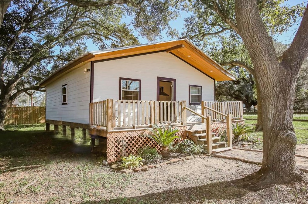690 County Rd 219, Angleton, TX 77515