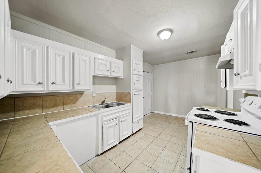 1000 Pruett St, Baytown TX  77520-2814 exterior