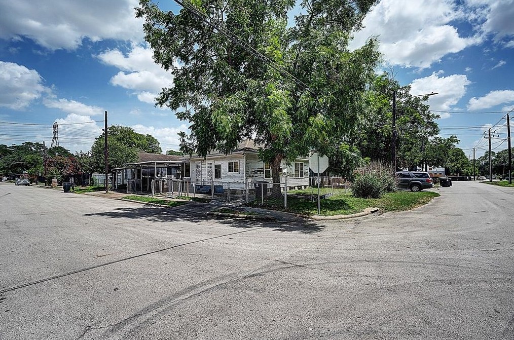 1504 Luzon, Houston TX  77009-7922 exterior