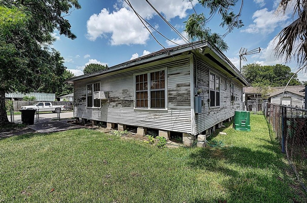1504 Luzon, Houston TX  77009-7922 exterior
