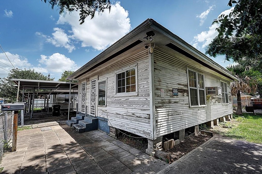 1504 Luzon, Houston TX  77009-7922 exterior