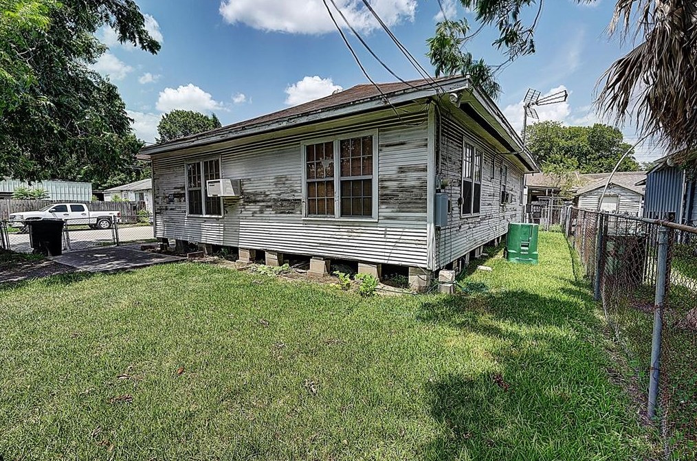 1504 Luzon, Houston TX  77009-7922 exterior