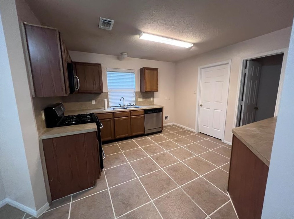 1938 Rock Rdg Dr, Houston TX  77049-1467 exterior