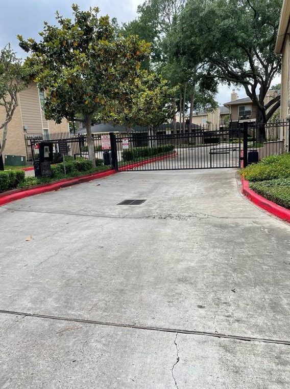 712 Bering Dr, Houston TX  77057-2104 exterior