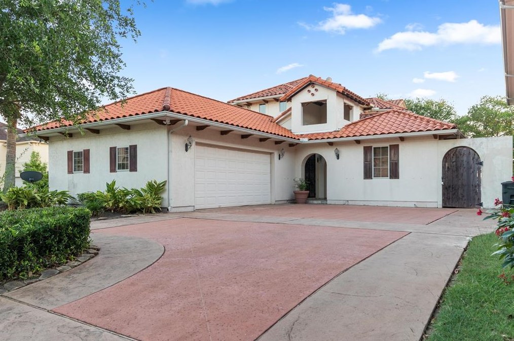 18 Mariners Ln, Kemah, TX 77565