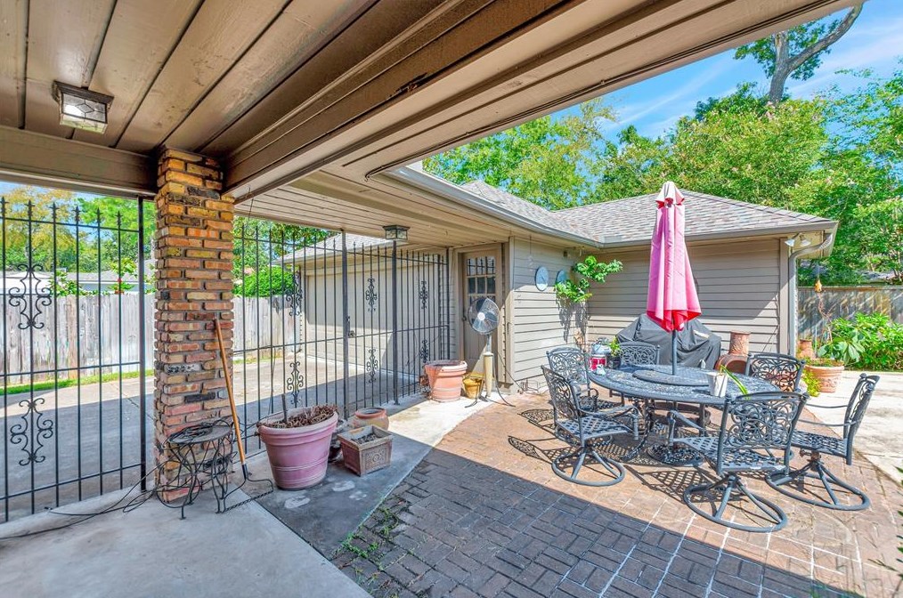 16019 Craighurst Dr, Houston TX  77059-6424 exterior
