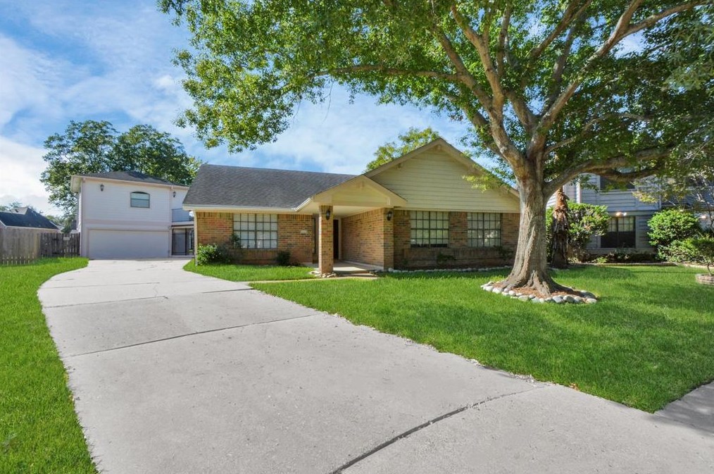 2318 Planters St, Sugar Land TX  77479-1243 exterior