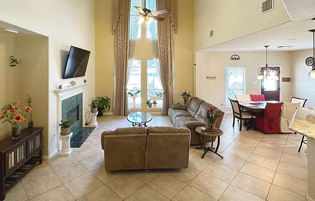 605 Canyon Crest Dr, League City, TX 77573-6221
