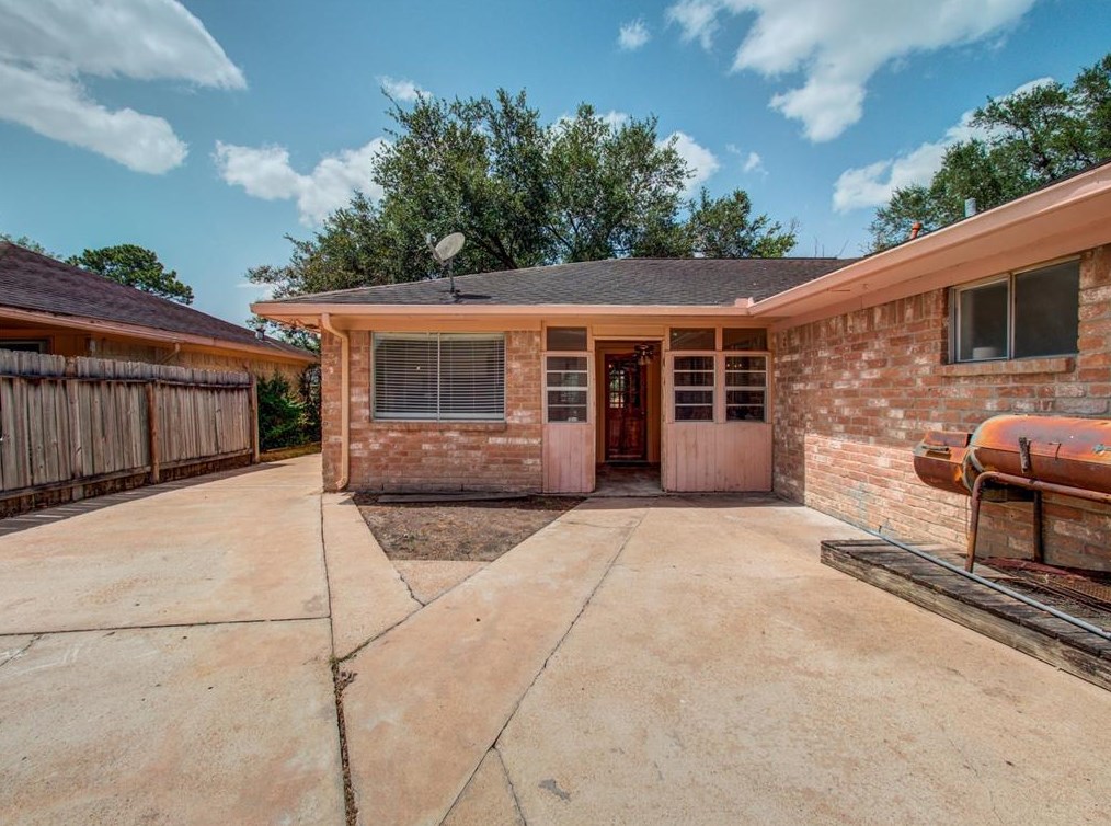 16011 Alta Mesa Dr, Houston TX  77083-1103 exterior