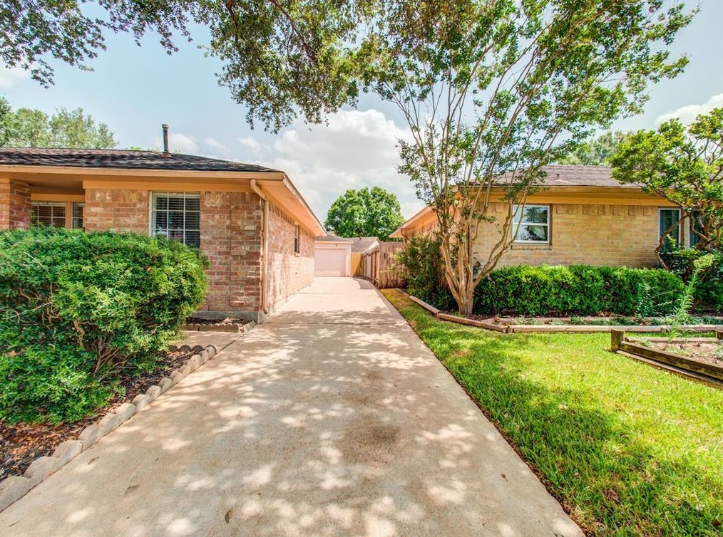 16011 Alta Mesa Dr, Houston TX  77083-1103 exterior