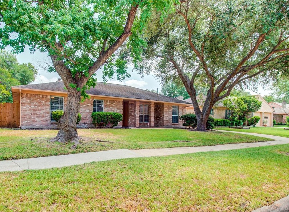 16011 Alta Mesa Dr, Houston TX  77083-1103 exterior