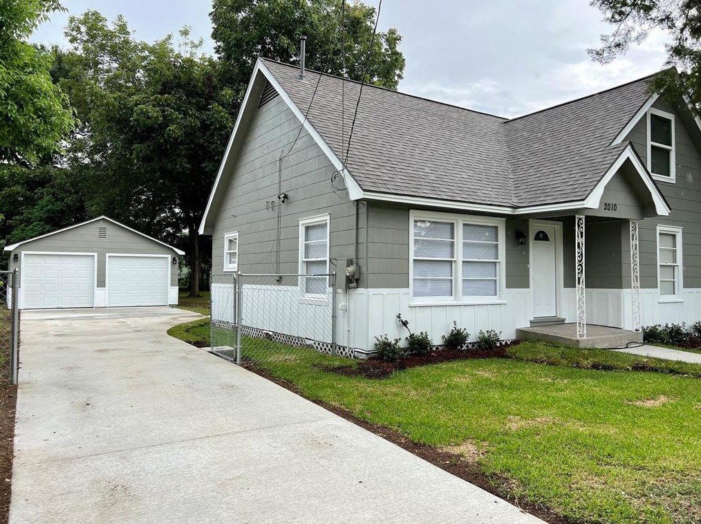 2010 Carolina St, Baytown, TX 77520-6031