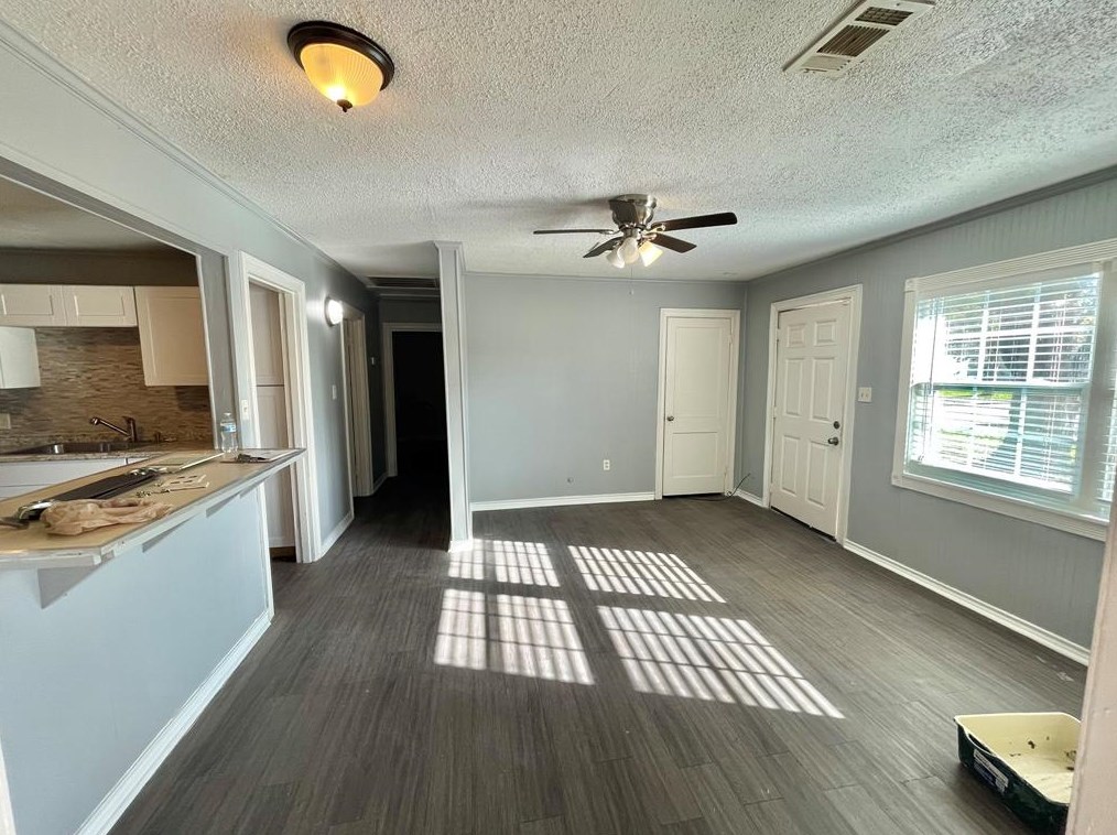 1002 W 11th St, Jones Creek, TX 77541